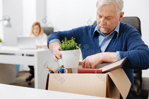 绝望的办公室经理把私人物品收集到盒子里