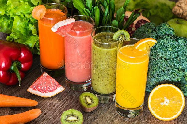 排毒饮食。 健康的饮食。 不同的五颜六色的新鲜果汁，蔬菜和水果