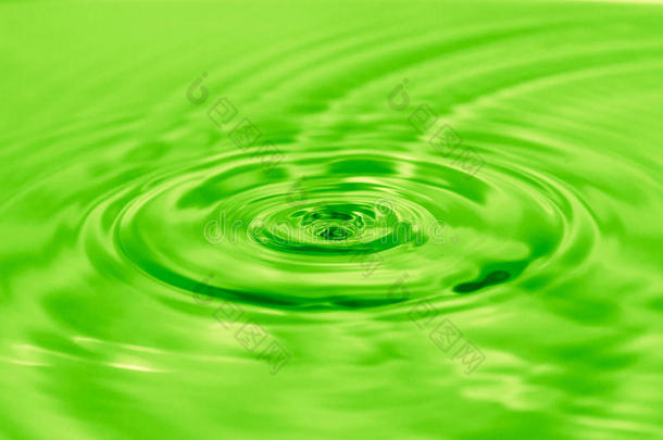 <strong>一滴水</strong>掉进了绿色的水中