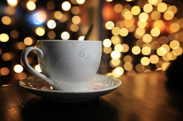 桌子上的一杯咖啡，背景是蓝色的，背景是圆形的
