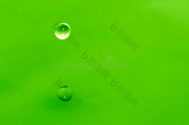 一滴水掉进了绿色的水中