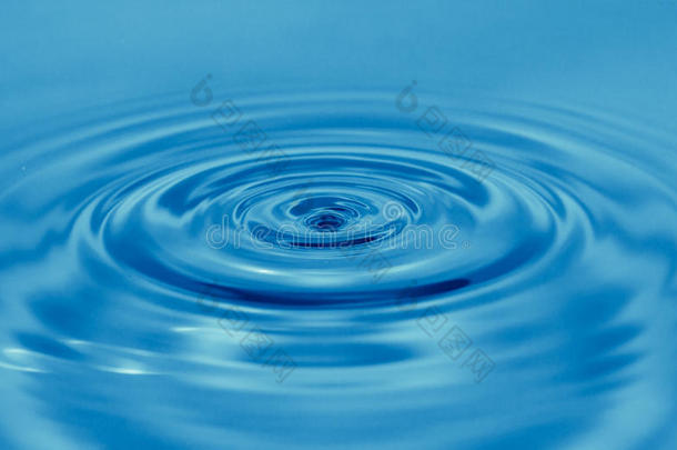 <strong>一滴水</strong>落在蓝色的地方。