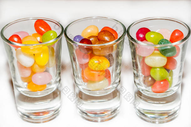 混合彩色果冻豆糖果在镜头眼镜。