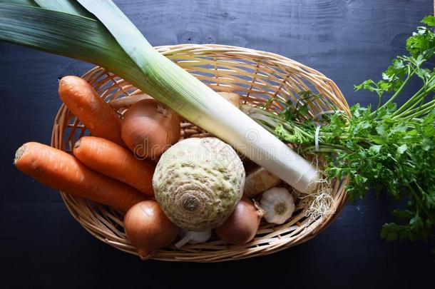 烹饪新鲜蔬菜。 蔬菜汤。顶部视图。 生物健康食品、草药和香料。 木材上的有机蔬菜
