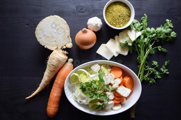 烹饪新鲜蔬菜。 蔬菜汤。顶部视图。 生物健康食品、草药和香料。 木材上的有机蔬菜