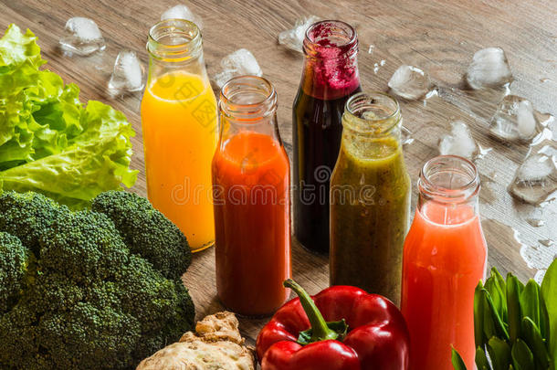 排毒饮食。 健康的饮食。 不同的五颜六色的新<strong>鲜果</strong>汁，蔬菜和<strong>水果</strong>