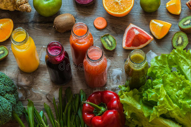排毒饮食。 健康的饮食。 不同的五颜六色的新鲜果汁，蔬菜和水果
