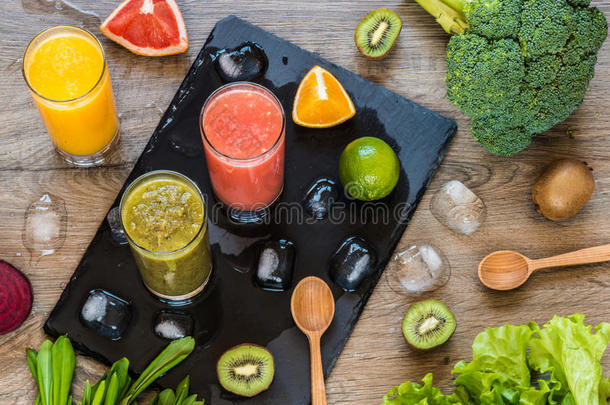 <strong>排毒</strong>饮食。 健康的饮食。 不同的五颜六色的新鲜果汁，蔬菜和水果