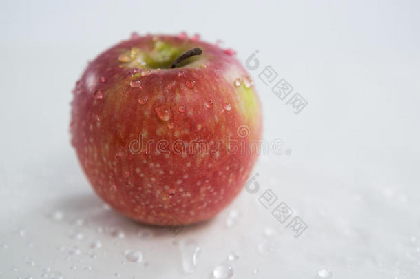 带水滴的<strong>红苹果</strong>