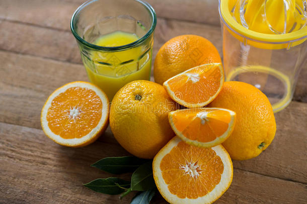 用一杯果汁和<strong>榨汁机</strong>特写橘子