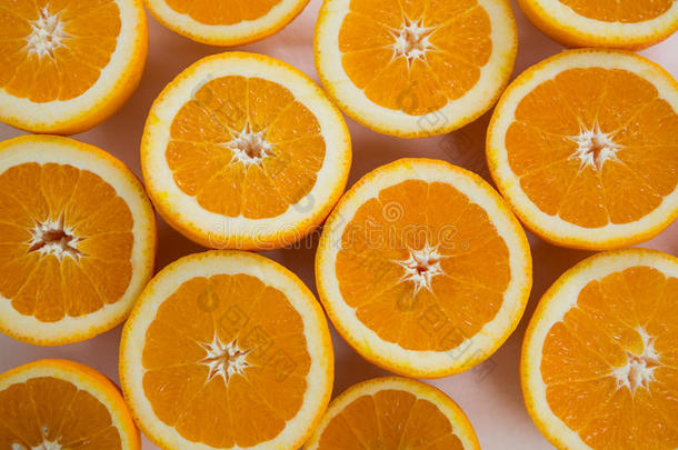 白色背景上的橙子减半