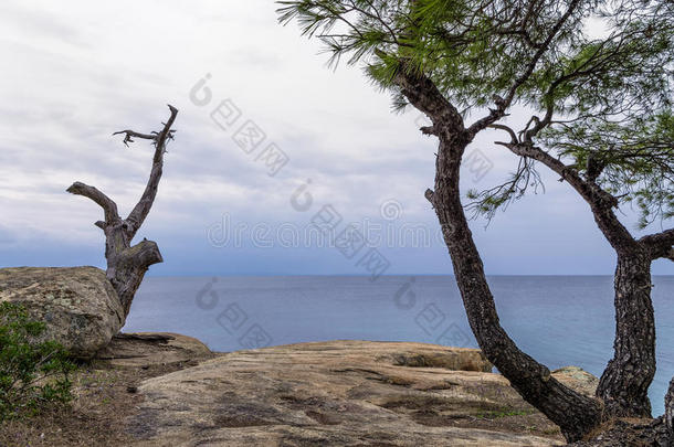 希腊西索尼亚，<strong>白垩纪</strong>，在多云的天空下，海边的美丽景色