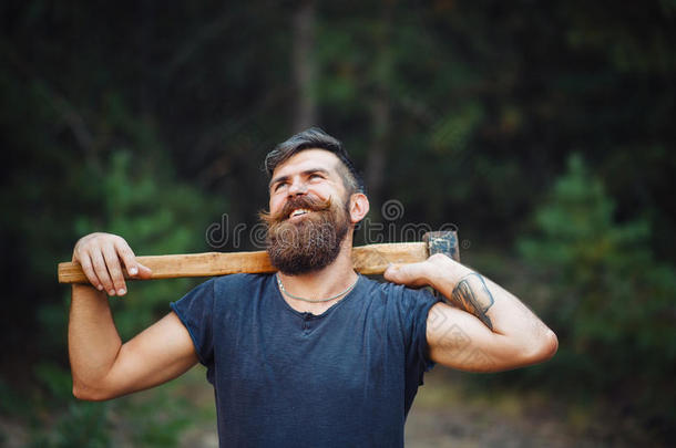 一个长着胡子的<strong>野蛮</strong>男人，他的胡子很聪明，手里拿着一把斧头在树林里