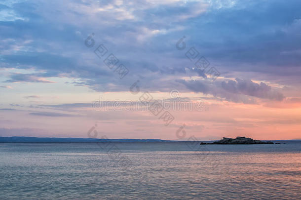 黄昏中绚丽的海洋和天空的颜色，西索尼亚，白垩纪，希腊