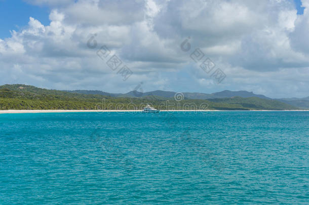 游轮，在热带海洋中的船，背景上有异国情调的岛屿