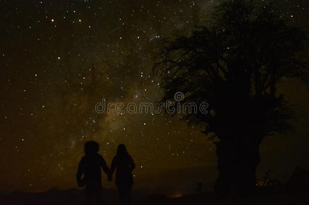 一对夫妇在阿塔卡马沙漠的一个美丽的夜晚看星星