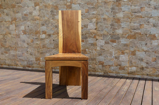 石头背景上的实木椅子