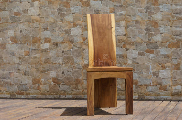 石头背景上的<strong>实</strong>木椅子