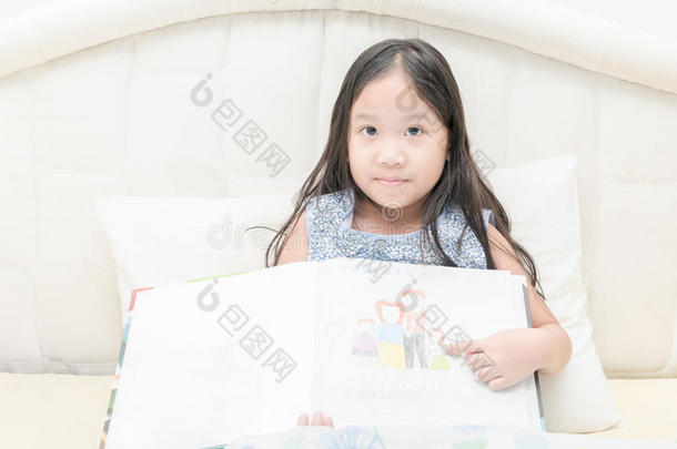 可爱的女孩在她的素描书上展示图片家庭图片