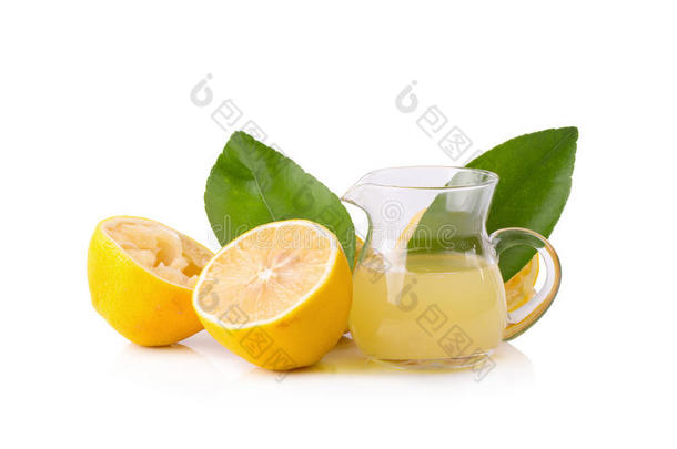 玻璃碗新鲜压榨柠檬汁，柠檬榨汁机和