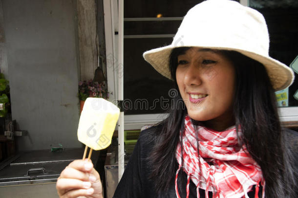亚洲泰国妇女购买和持有冰淇淋古董泰国风格