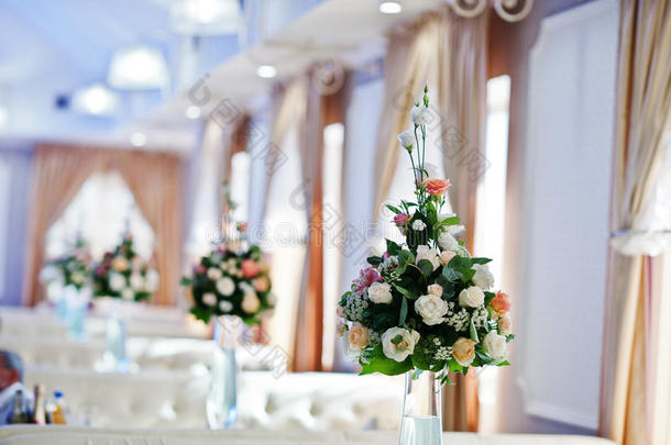 婚宴上的装饰，花瓶上的花束和蓝色