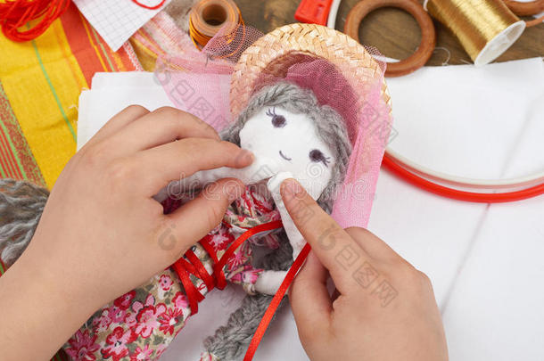 儿童手工制作洋装为手工娃娃，学会缝纫