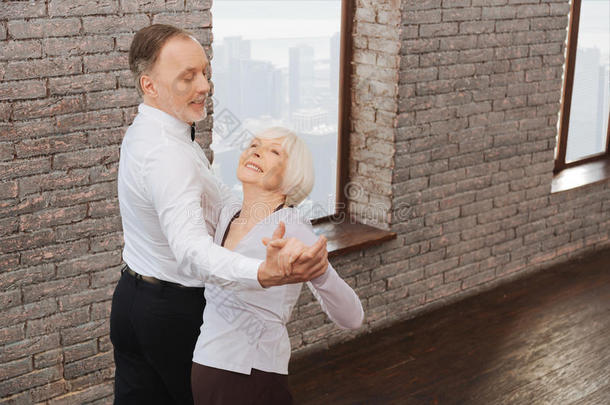 快乐的退休老人在舞蹈室里华尔兹