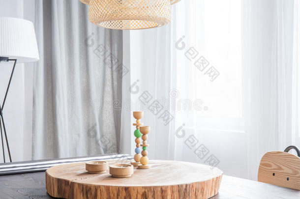 装饰木桌子和烛台