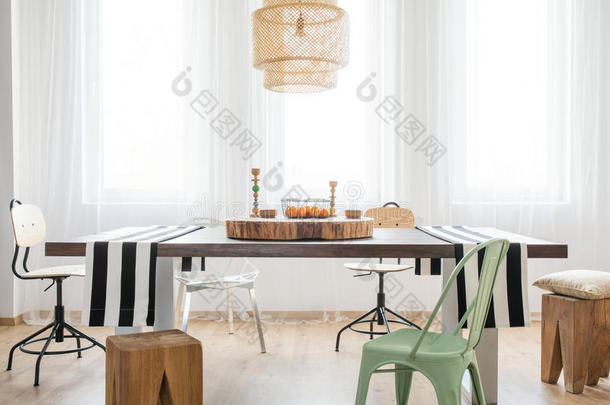 餐桌和椅子