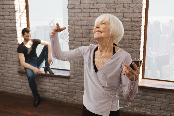 热情的退休妇女在舞蹈课上享受音乐
