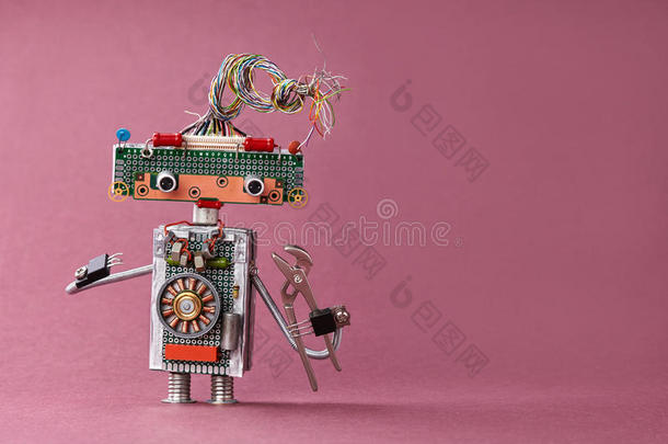 创意设计玩具电工钳子在手。 彩色机器人，电线发型，电子电路，芯片