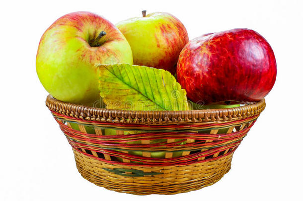 <strong>篮子里</strong>的新鲜苹果被隔离在白色的背景上