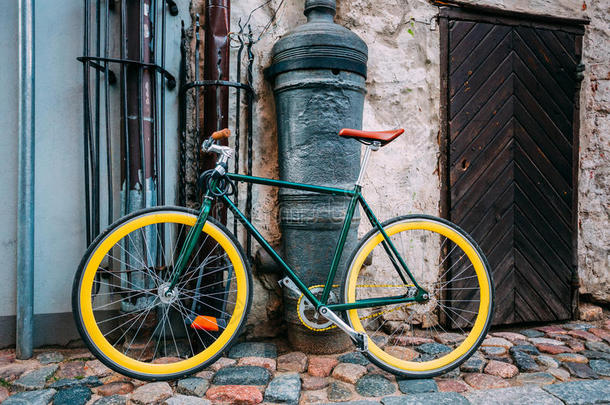 自行车停放在旧的<strong>大炮</strong>附近的旧欧洲城镇的街道上