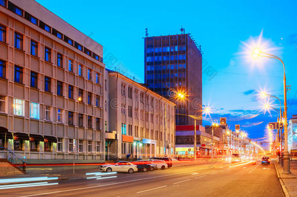 戈梅尔，白俄罗斯。 列宁大道上的交通和灯光小径在夜间或夜间。 晚上在街上长时间曝光