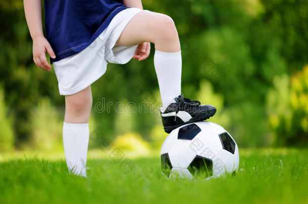 一个孩子在<strong>阳光</strong>明媚的夏天玩足球比赛玩得很开心的特写镜头。 儿童<strong>体育</strong>活动。