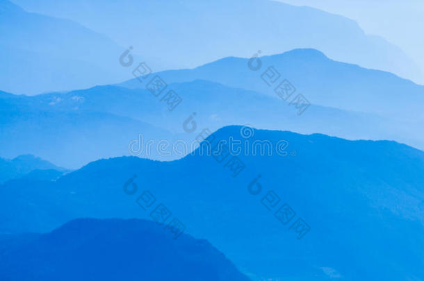 蓝色山脉背景的空中大气透视图。