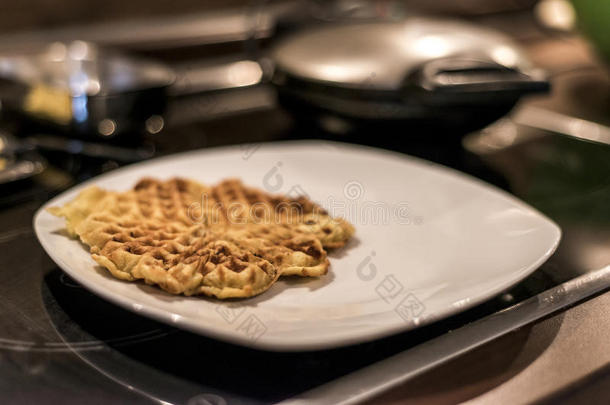 用华夫饼熨斗烤自制华夫饼