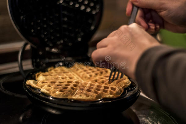 用华夫饼熨斗烤自制华夫饼