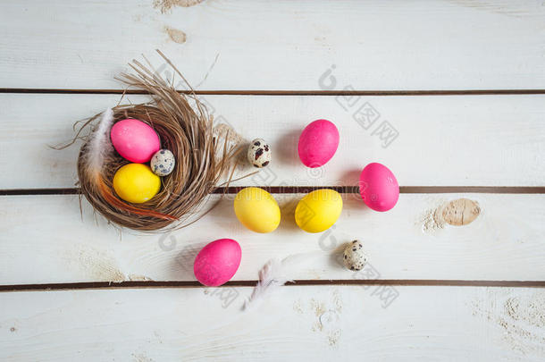 复活节背景与黄色和粉红色的鸡蛋。 顶部视图与复制空间。