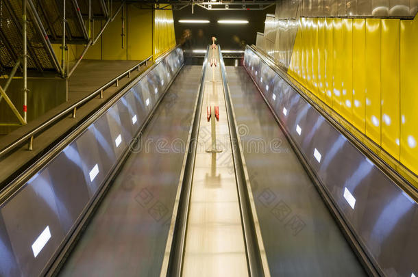 明亮的黄色地铁金属扶梯，长高建筑，内部地下城市，城市对角线