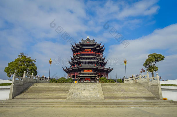 崇远寺，<strong>中国</strong>：美丽的红黑塔与惊人的<strong>中国建筑</strong>，从中等距离上看到