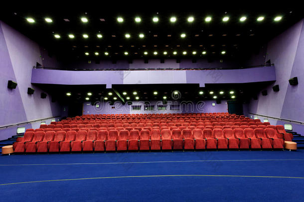 电影院的大厅和一排排红色扶手椅