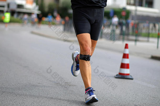 在<strong>马拉松</strong>比赛中，运动员用绷带膝盖跑步
