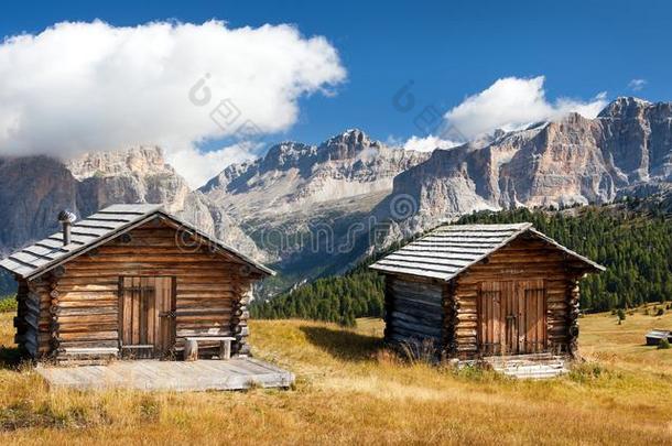 阿尔卑斯山地区棕色的建筑小屋