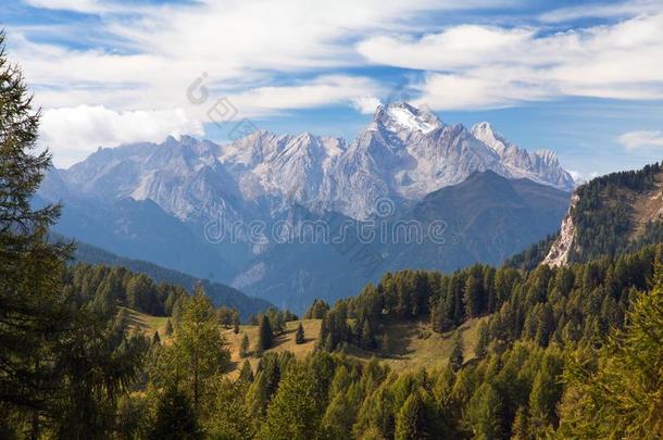 阿尔卑斯山地区蓝色云多云的