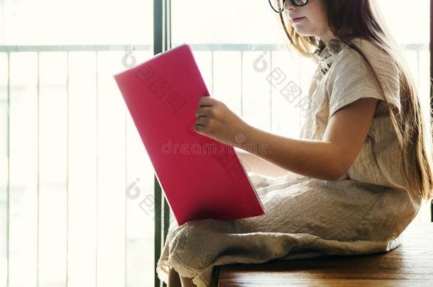 女孩阅读书籍文学概念