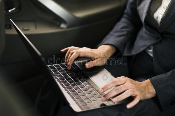 商务人士使用笔记本电脑网络车的概念