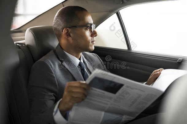 商人坐着看报纸里面的汽车概念
