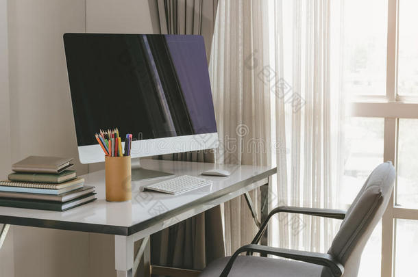 空白<strong>电脑桌面</strong>，键盘，日记和其他配件在白色桌子上